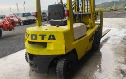 TOYOTA 2 TONNE FORK LIFTER